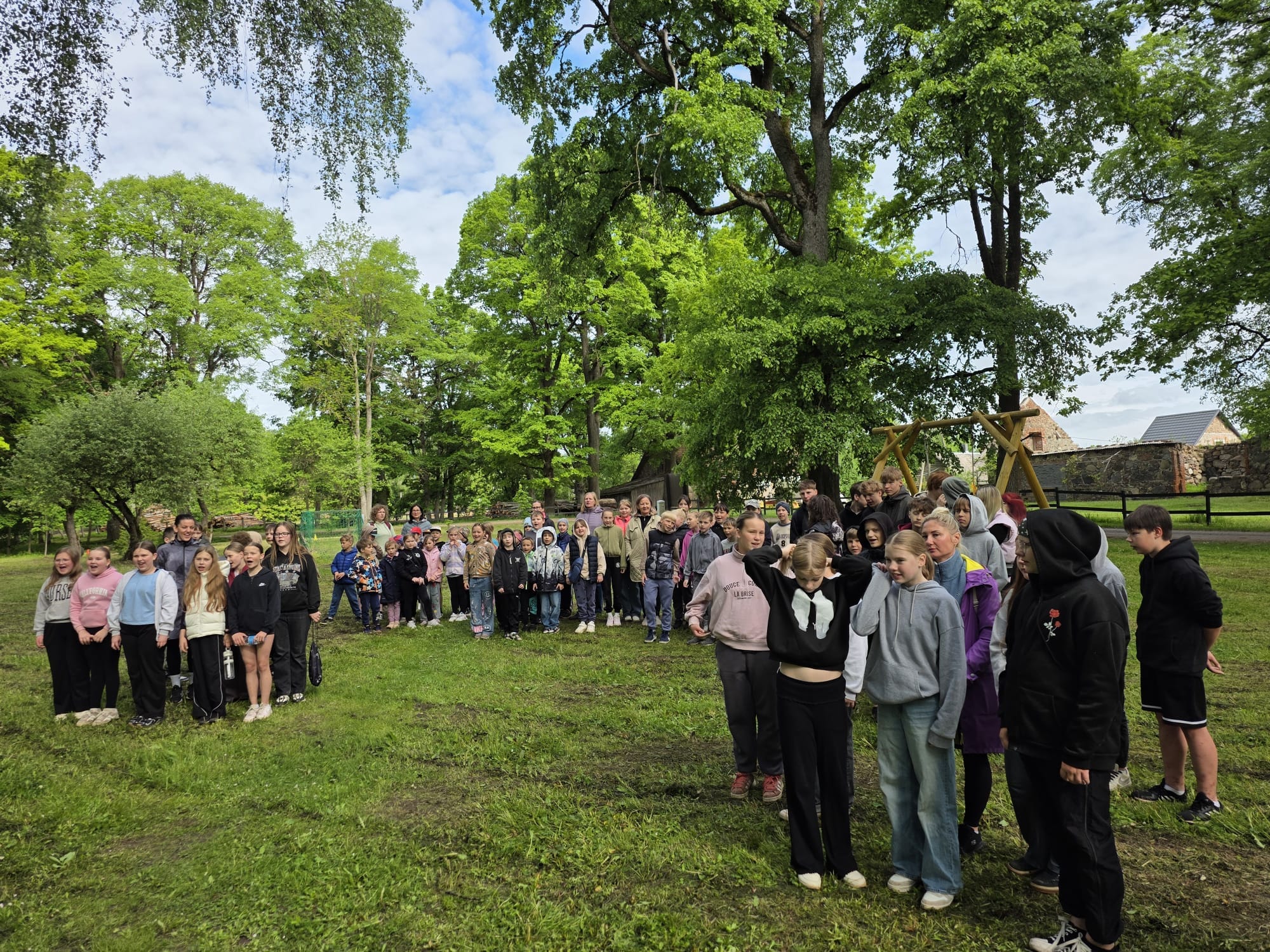 Stāķu pamatskolas skolēni parkā